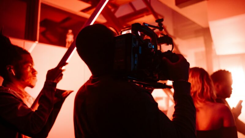 Equipo de filmación con cámara profesional durante una producción audiovisual, asociado al documental que motivó el proceso judicial