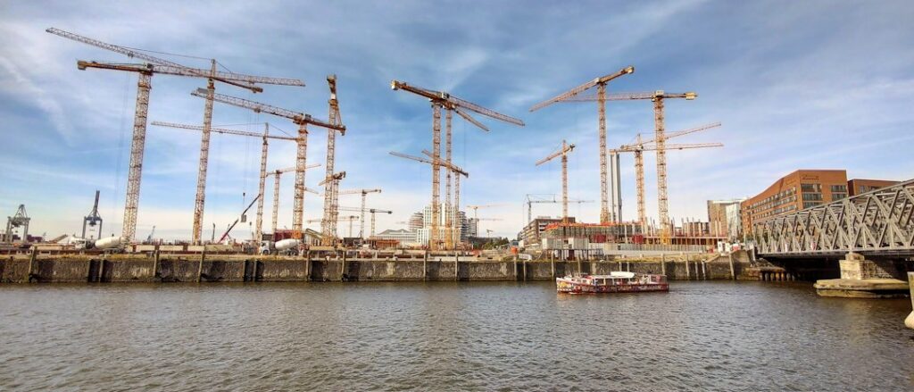 Grúas y obras de construcción en una ciudad, asociadas al impulso proyectado del sector constructor en Colombia