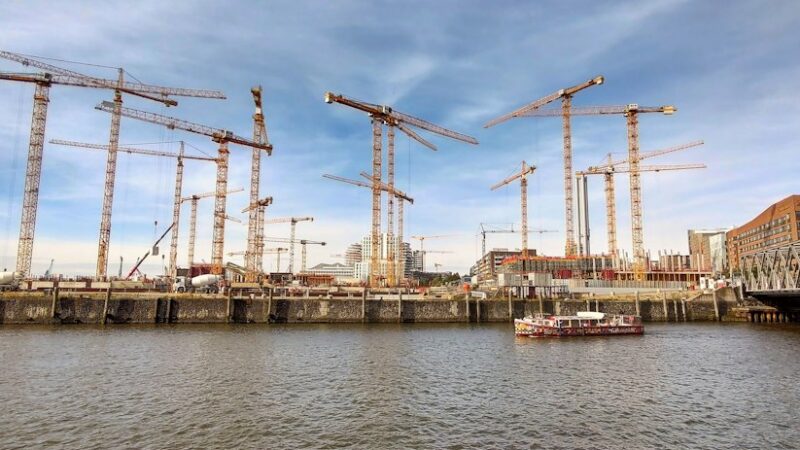 Grúas y obras de construcción en una ciudad, asociadas al impulso proyectado del sector constructor en Colombia