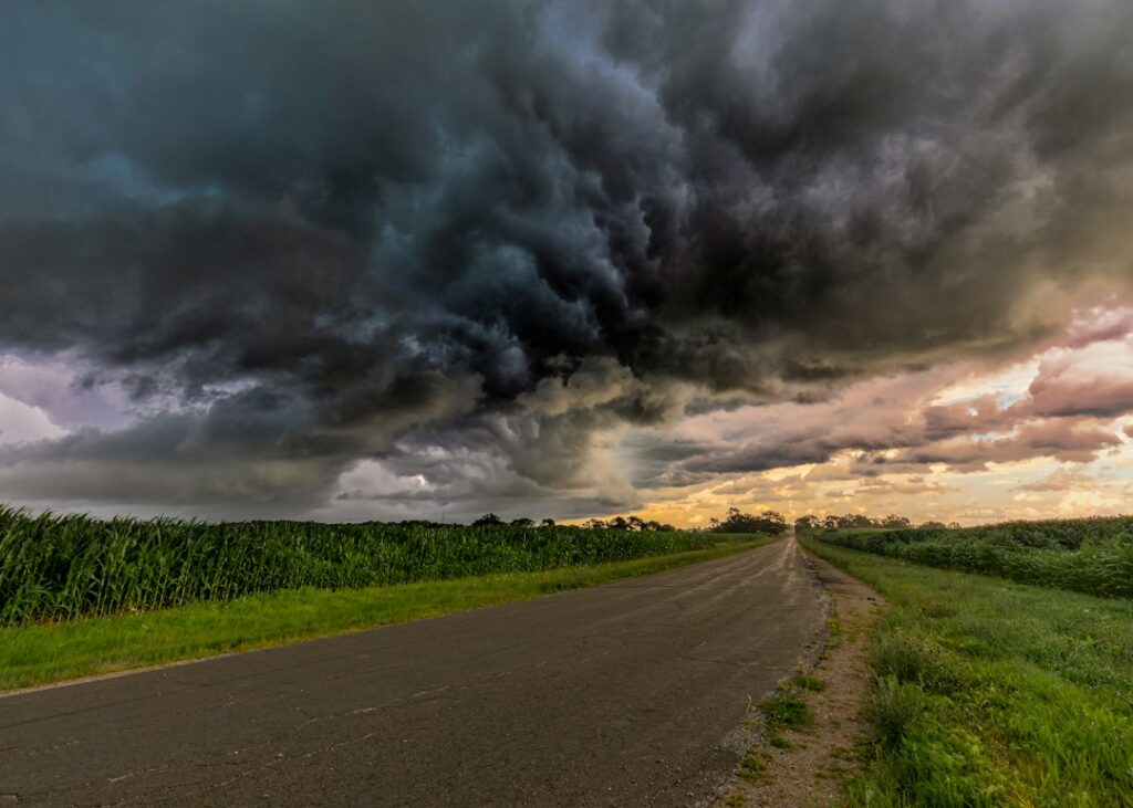 Lluvia intensa y cielo nublado sobre una zona urbana, imagen de referencia de las tormentas eléctricas previstas por el Ideam en varias regiones de Colombia.