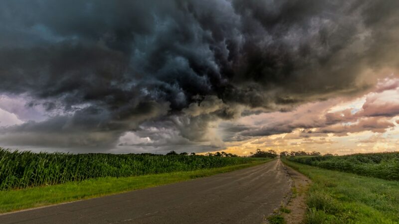 Lluvia intensa y cielo nublado sobre una zona urbana, imagen de referencia de las tormentas eléctricas previstas por el Ideam en varias regiones de Colombia.