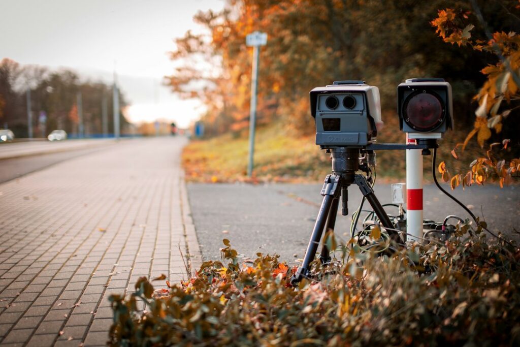 Cámara de fotodetección instalada sobre una vía urbana, utilizada por las autoridades para detectar infracciones de tránsito y aplicar fotomultas