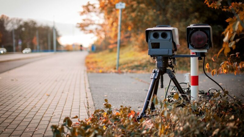 Cámara de fotodetección instalada sobre una vía urbana, utilizada por las autoridades para detectar infracciones de tránsito y aplicar fotomultas
