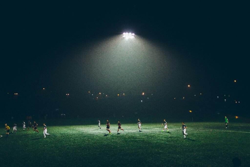 Estadio de fútbol en noche de partido entre Costa Rica y Curazao en San José