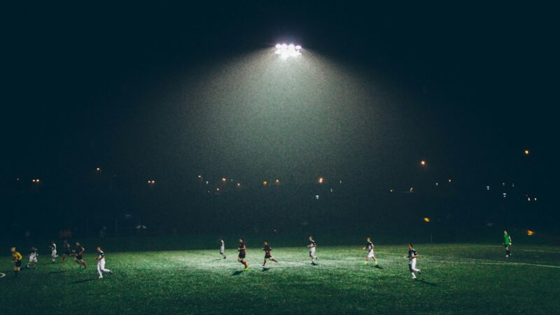 Estadio de fútbol en noche de partido entre Costa Rica y Curazao en San José