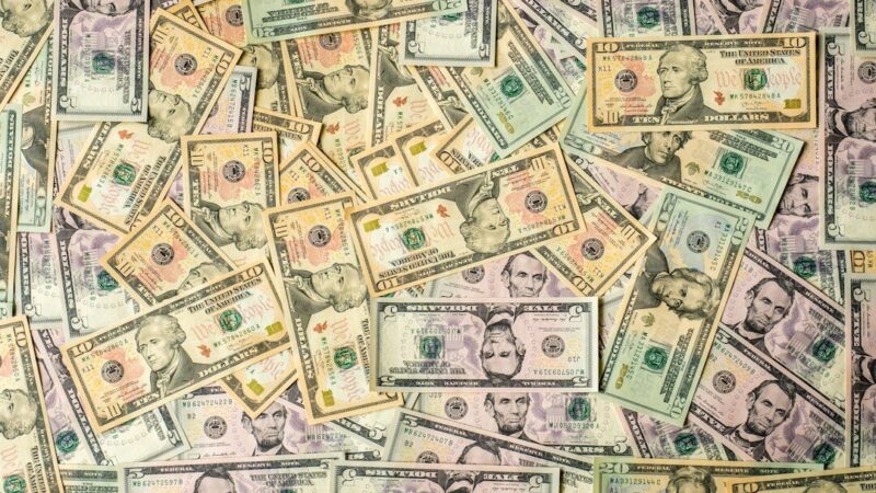 Billetes de dólar estadounidense, divisa que cerró en $3.312 en el mercado colombiano tras nueve jornadas de alzas