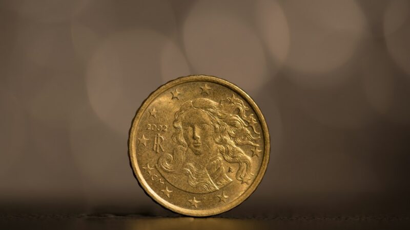 Billetes de dólar de Estados Unidos, la moneda cuya cotización sigue a diario el mercado cambiario colombiano