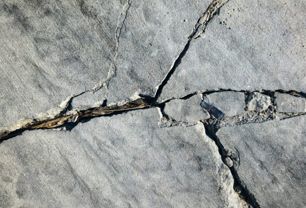 Vía dañada por un sismo