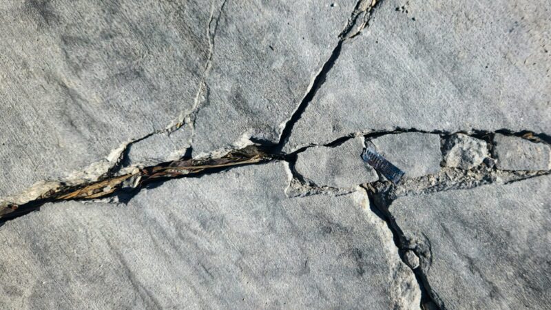 Vía dañada por un sismo