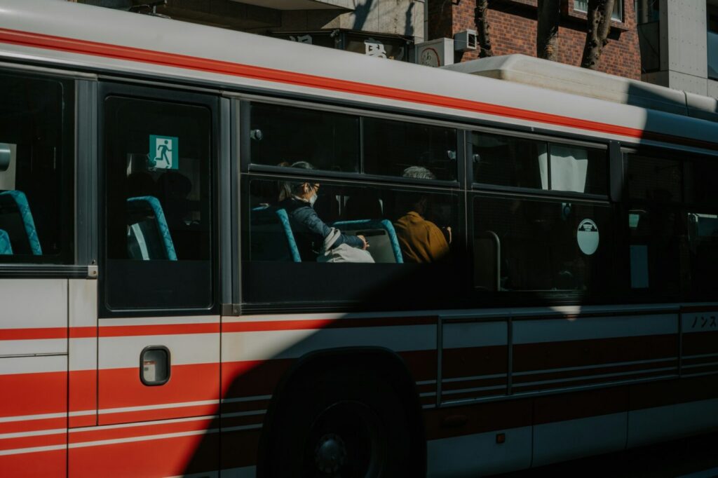 Estudiantes de instituciones educativas oficiales de Bogotá, beneficiarios del Subsidio de Transporte Escolar del Distrito