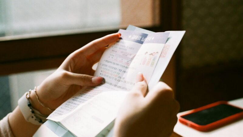 Una persona revisa cuentas y documentos sobre el pago de sus aportes de seguridad social