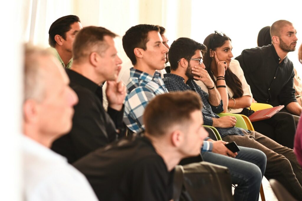 Personas reunidas en un panel de conversación sobre cultura y economía en una sala de evento