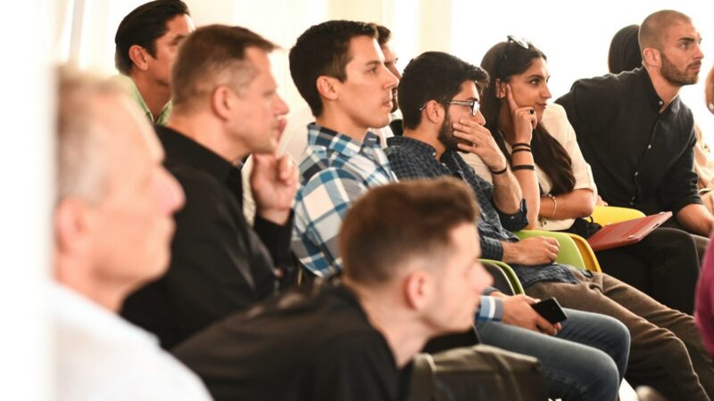 Personas reunidas en un panel de conversación sobre cultura y economía en una sala de evento