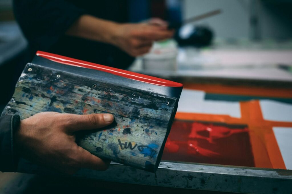 Máquinas y espacios de un taller de litografía y grabado en funcionamiento