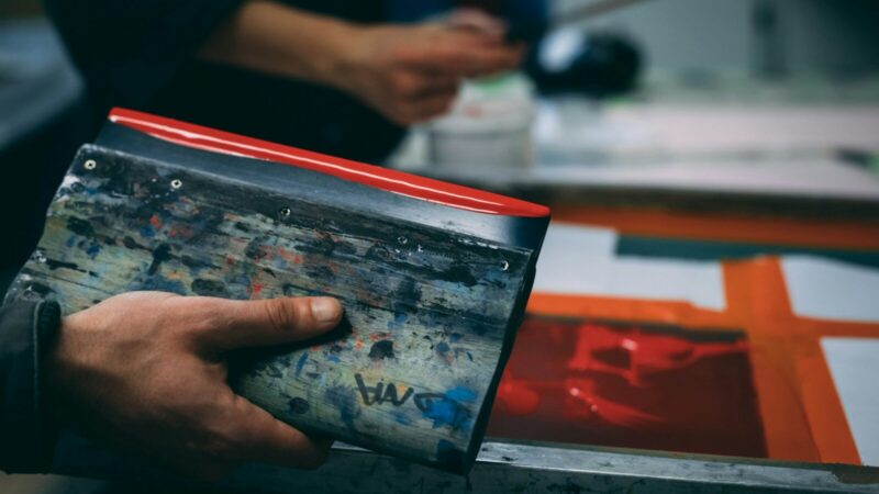 Máquinas y espacios de un taller de litografía y grabado en funcionamiento