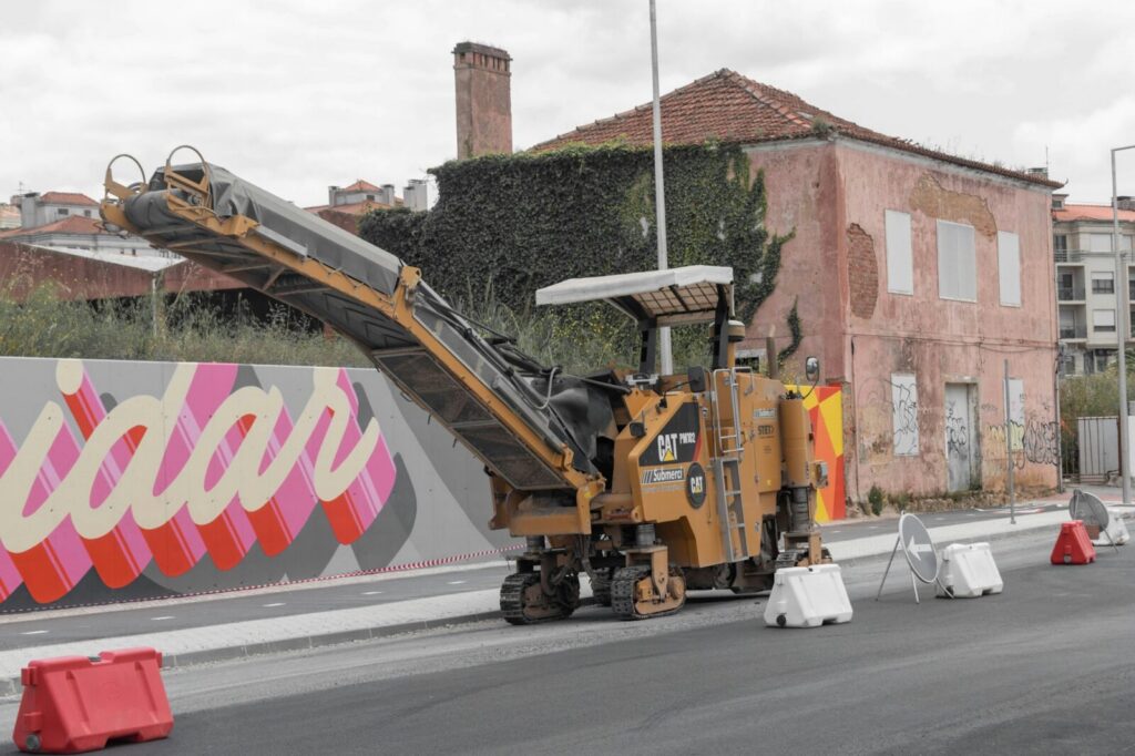 Vía urbana recién asfaltada en una zona residencial y comercial de la localidad de Engativá, en Bogotá