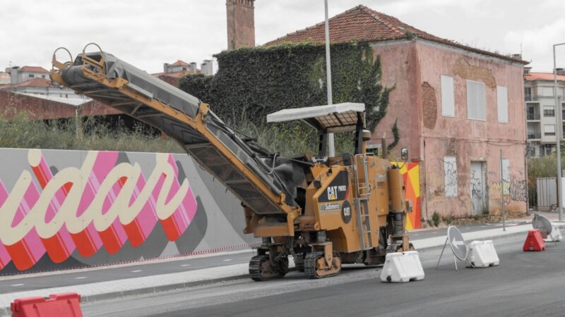 Vía urbana recién asfaltada en una zona residencial y comercial de la localidad de Engativá, en Bogotá