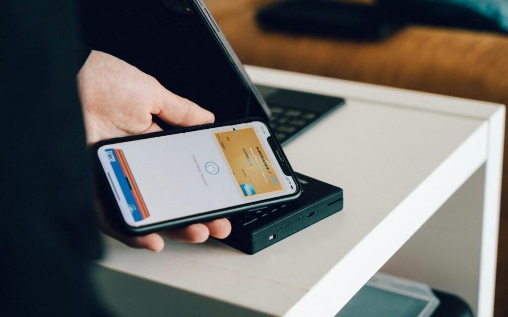 Persona gestionando pagos y transferencias con una billetera digital desde un celular