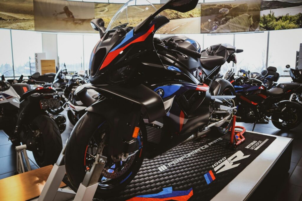 Sala de exhibición de motocicletas de cilindraje alto en una concesionaria de Medellín