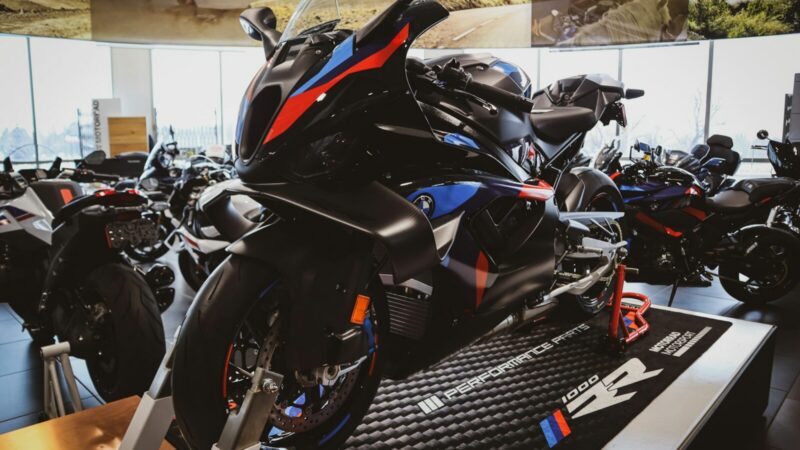Sala de exhibición de motocicletas de cilindraje alto en una concesionaria de Medellín