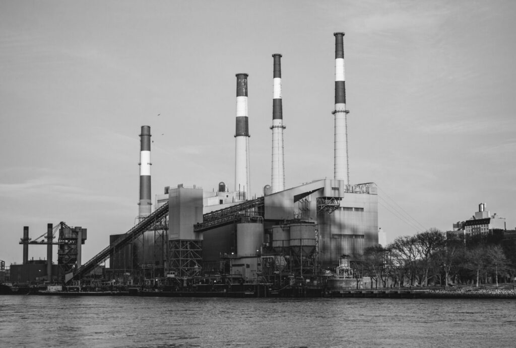 Vista de una planta industrial de gas natural con tanques de almacenamiento, infraestructura similar a la regasificadora de Cartagena