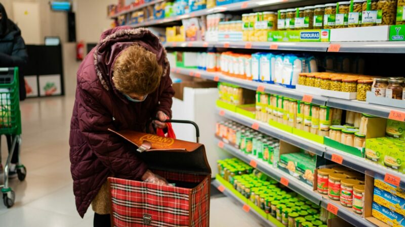 Productos frescos en un puesto de mercado, referencia para el alza de los precios de los alimentos en Colombia.