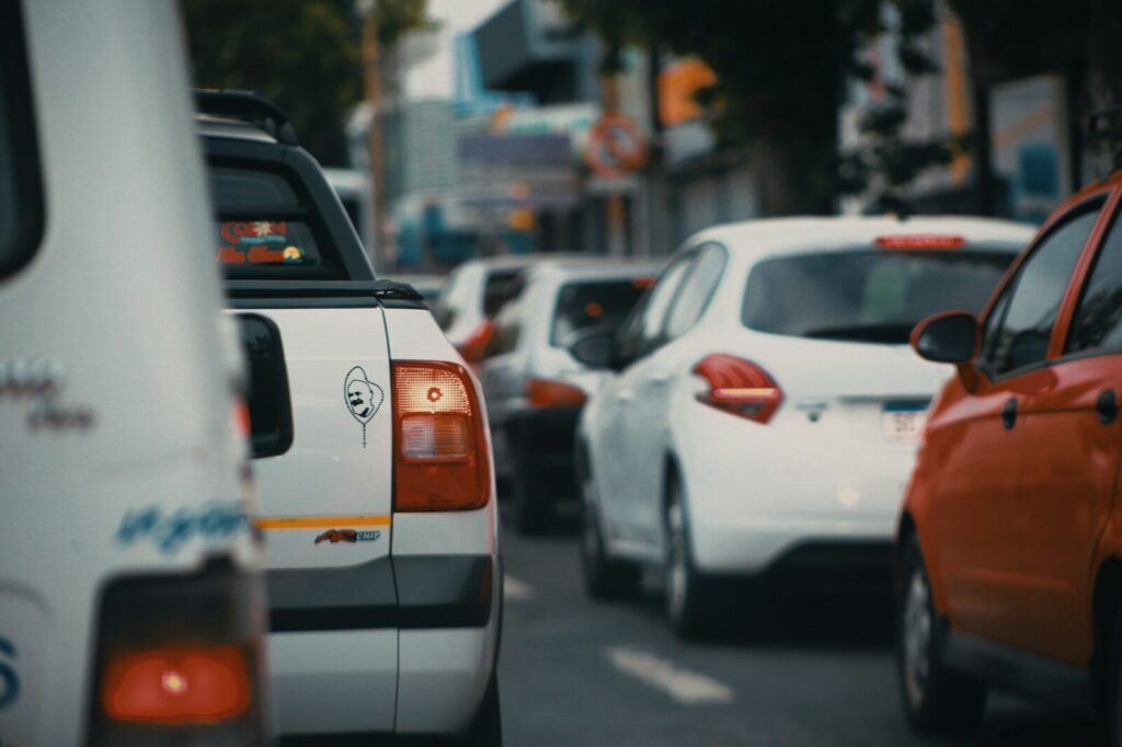 Vehículos en una avenida congestionada durante la salida de fin de semana en Bogotá.