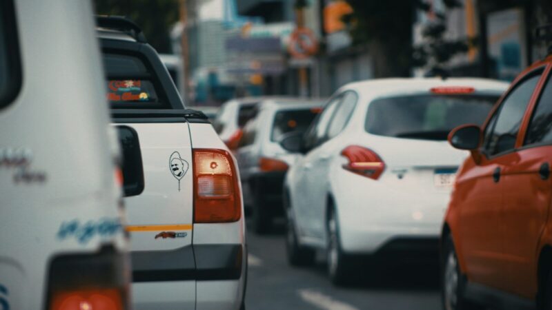 Vehículos en una avenida congestionada durante la salida de fin de semana en Bogotá.