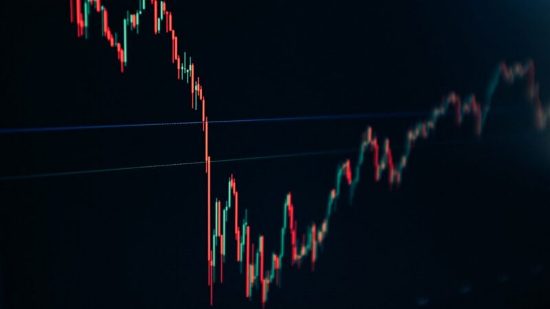 Gráficos financieros y documentos de análisis sobre la proyección de la economía en Colombia, Chile y Perú