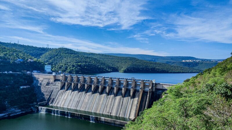 Vista de una represa y una central hidroeléctrica sobre un río
