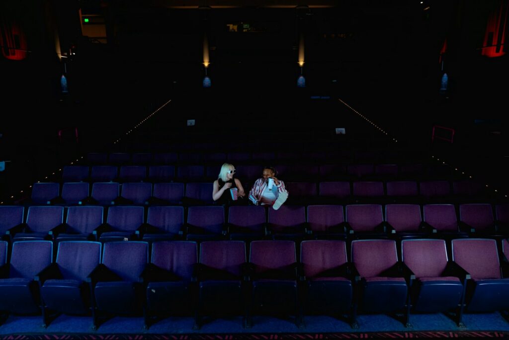 Interior de una sala de cine con las butacas vacías antes de la proyección de una película
