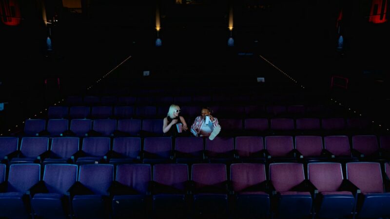 Interior de una sala de cine con las butacas vacías antes de la proyección de una película