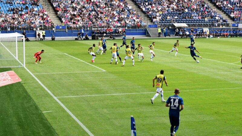 Jugadores de Tigres y Real Santander disputando el balón durante el partido de la fecha 11 del Torneo BetPlay en Bogotá.