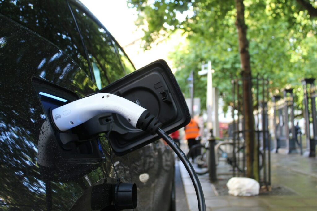 Estación de carga para vehículos eléctricos con autos conectados a los puntos de recarga