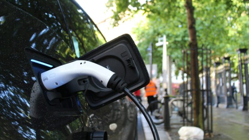 Estación de carga para vehículos eléctricos con autos conectados a los puntos de recarga