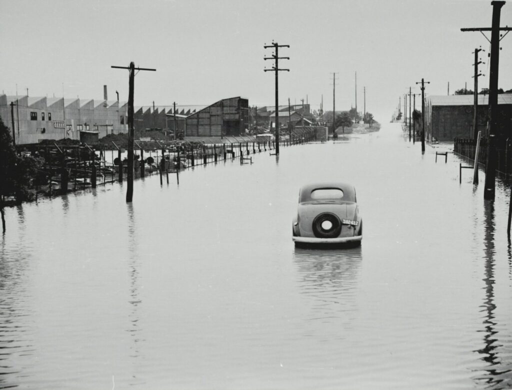 Escena de lluvia intensa y calles afectadas durante la tormenta en el noreste de Estados Unidos