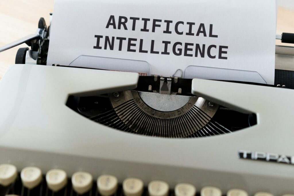 Persona trabaja en un computador de oficina con herramientas de inteligencia artificial