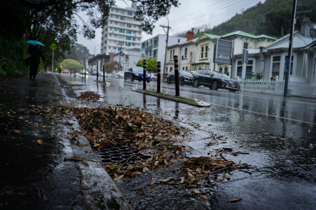 Calles costeras afectadas por lluvias intensas e inundaciones durante una tormenta