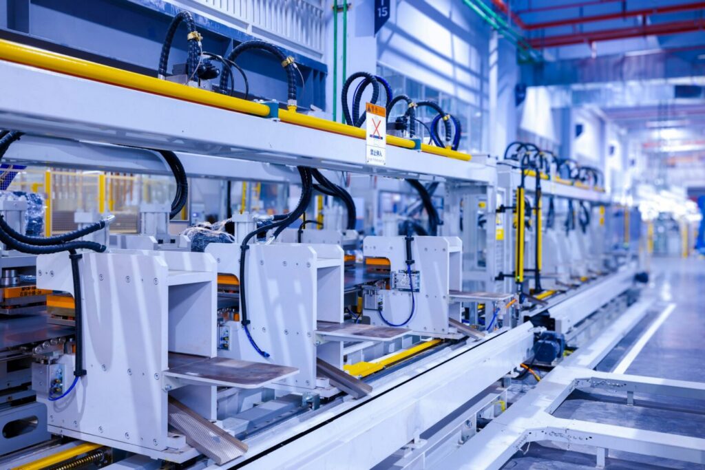 Línea de producción de una planta manufacturera, sector que creció solo 1% en Colombia a julio de 2026 según el Banco de Bogotá