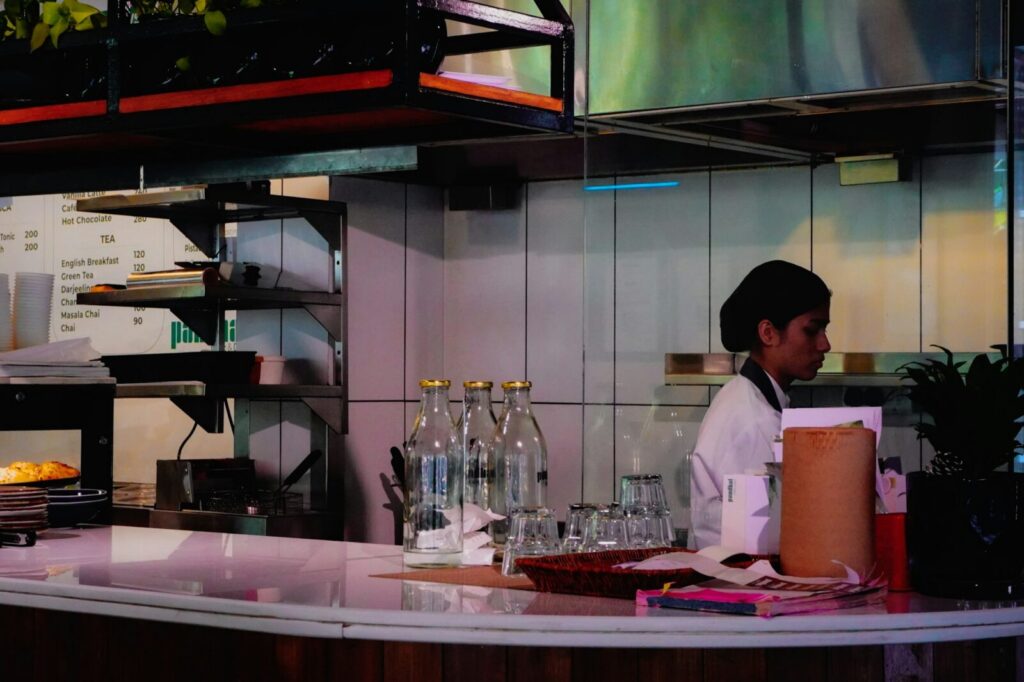 Set de televisión con equipos de producción e iluminación, similar al rodaje de un programa de cocina como Masterchef