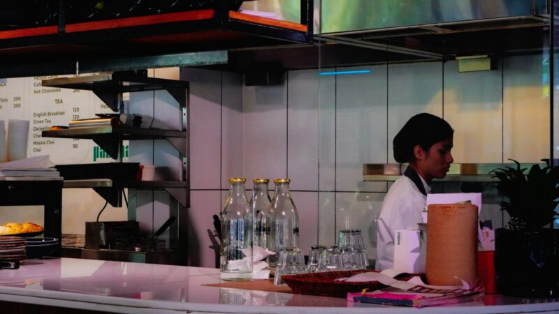 Set de televisión con equipos de producción e iluminación, similar al rodaje de un programa de cocina como Masterchef