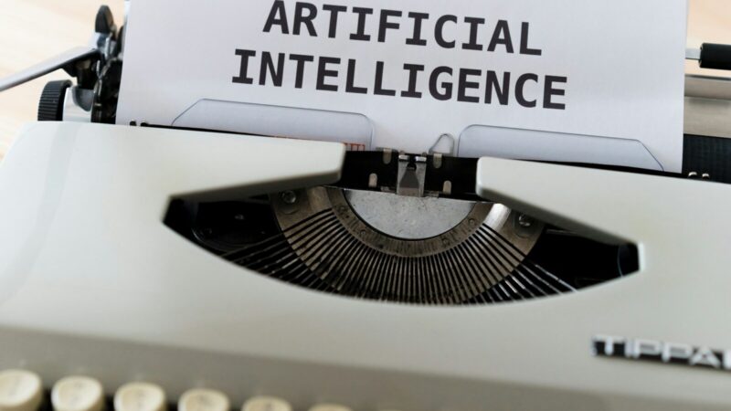 Persona usando una laptop con una interfaz de inteligencia artificial en la pantalla