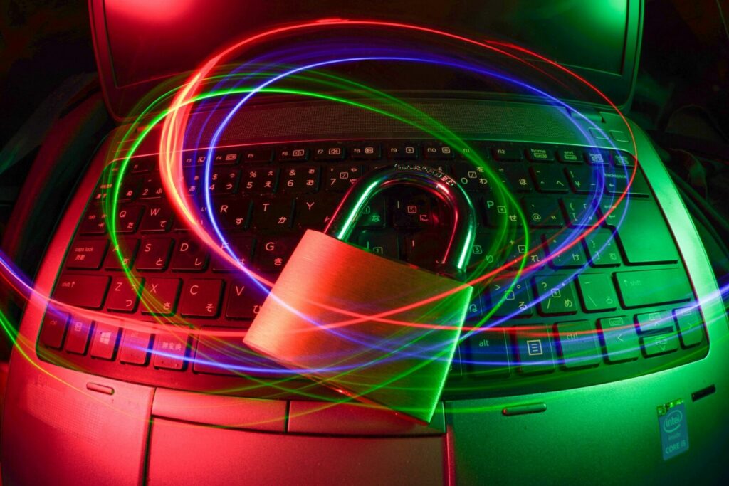 Laptop con símbolos de seguridad digital asociados a la protección de datos empresariales