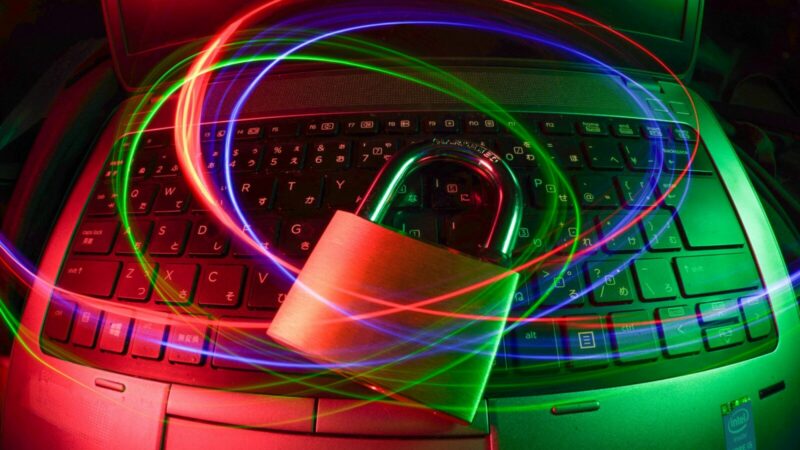 Laptop con símbolos de seguridad digital asociados a la protección de datos empresariales