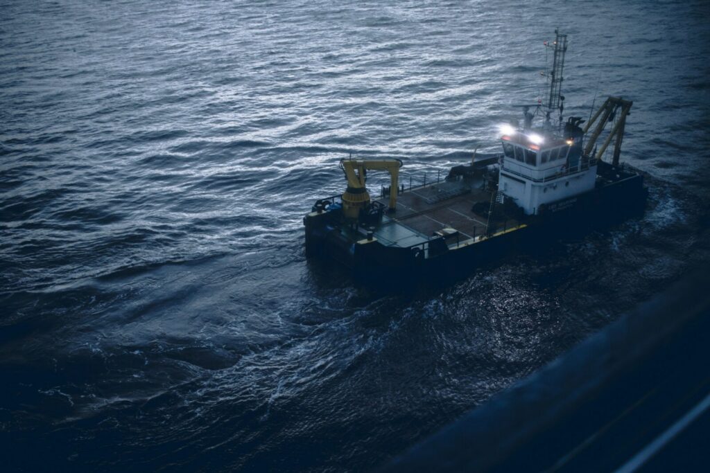 Buque de investigación científica en el mar, símbolo de las labores de observación oceánica que la alianza internacional OceanEye buscará fortalecer