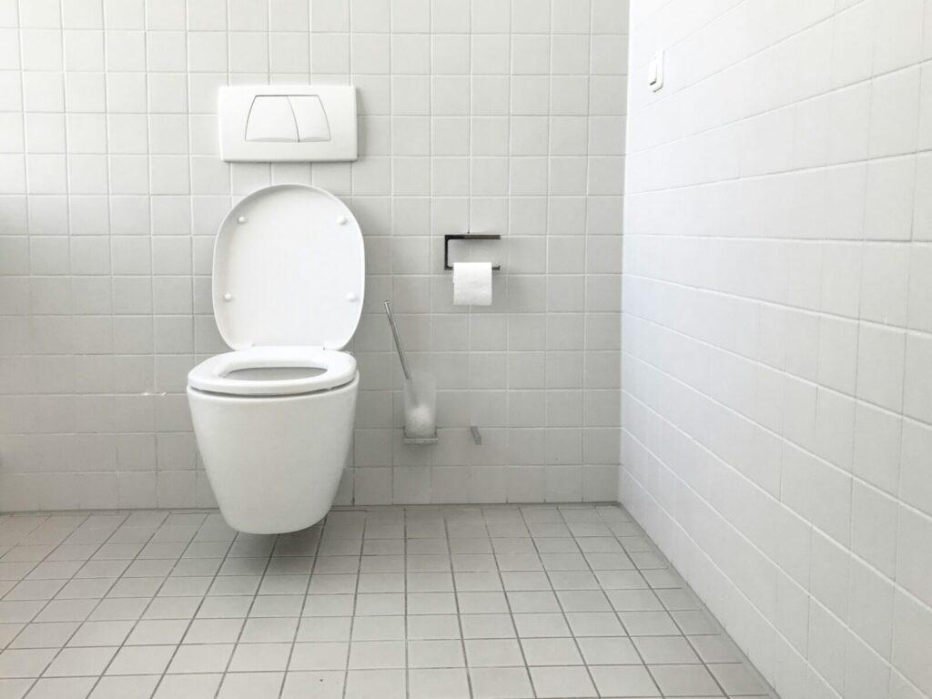 Inodoro inteligente instalado en un baño moderno con acabados contemporáneos
