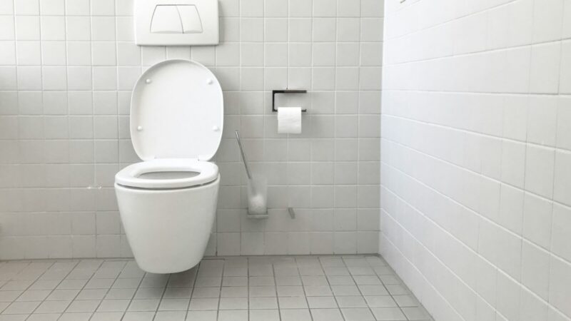 Inodoro inteligente instalado en un baño moderno con acabados contemporáneos