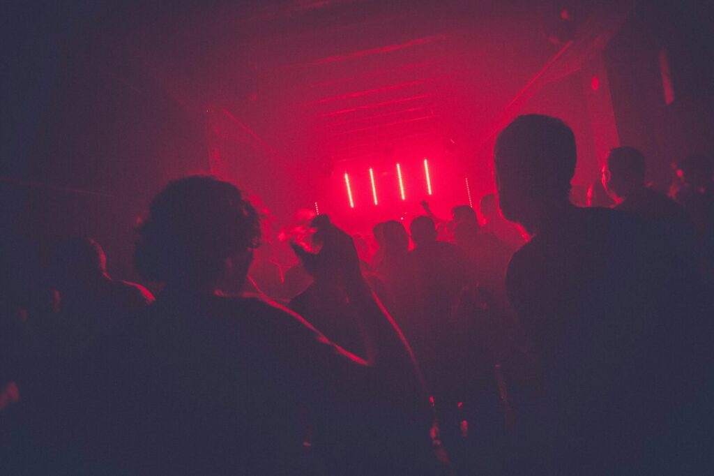 Público y luces en una fiesta nocturna de música electrónica, escena que evoca los after party de los años noventa en Bogotá.