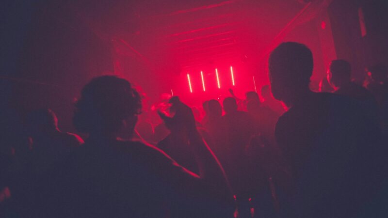 Público y luces en una fiesta nocturna de música electrónica, escena que evoca los after party de los años noventa en Bogotá.