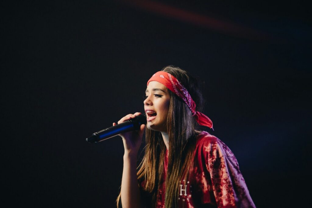 El cantante Eli García se presenta en el escenario durante la final de Talento de Barrio.